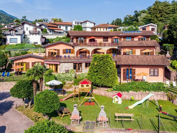 Plante, Ciel, Bâtiment, Arbre, Design Urbain, Zone Résidentielle, Loisir, Quartier, Mobilier De Jardin, Herbe