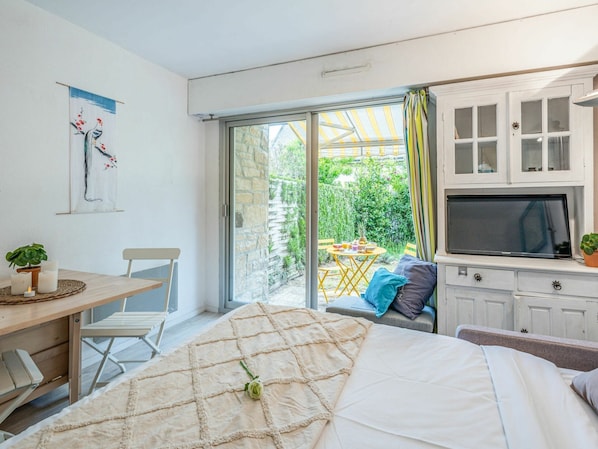 Möbel, Pflanze, Fenster, Tabelle, Grün, Gebäude, Azurblau, Cabinetry, Holz, Fernsehen