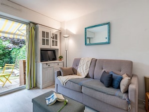 Couch, Bilderrahmen, Eigentum, Möbel, Azurblau, Interior Design, Wohnzimmer, Fussboden, Fenster