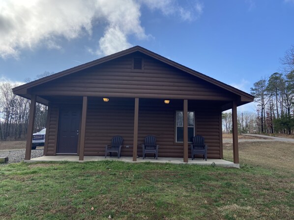 covered front porch with outdoor seating