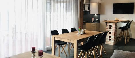 Ferienwohnung Theresa mit ebenerdiger Terrasse und Balkon-Wohnbereich