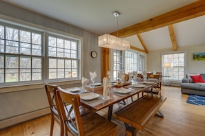 Dining Area | Dishware Provided