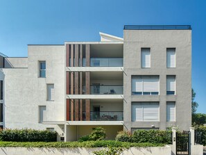 Building, Plant, Sky, Window, Rectangle, Land Lot, Urban Design, Condominium, Tower Block, Residential Area