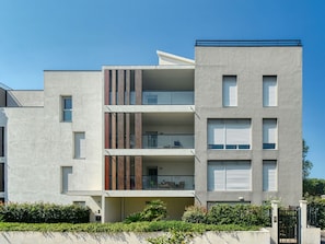 Building, Plant, Sky, Window, Rectangle, Land Lot, Urban Design, Condominium, Tower Block, Residential Area