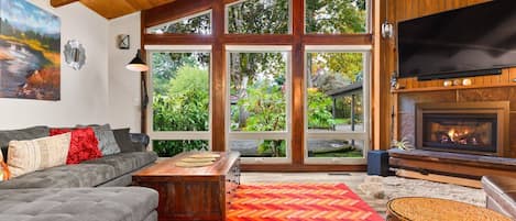 Welcome to Beaverton Highlands Retreat! Please enjoy this charming rental in the heart of Beaverton.