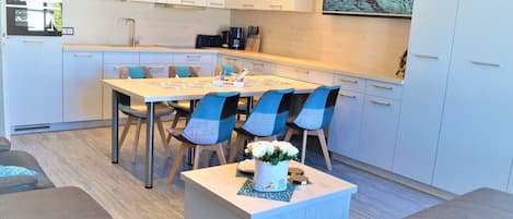Wohnraum mit blauer Küche 