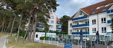 Mitte Haus A links daneben Haus B  Ferienwohnung 40 befindet sich im 2 Obergeschoss mit Meerblick