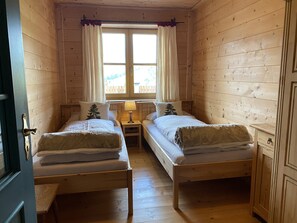 Schlafzimmer mit zwei Einzelbetten