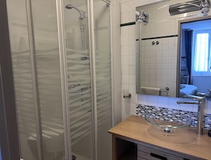 Salle d’eau avec douche