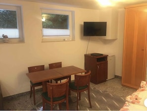 Esstisch und Kühlschrank