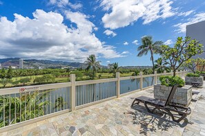 Enjoy the Ala Wai view from the deck - Enjoy the Ala Wai view from the deck