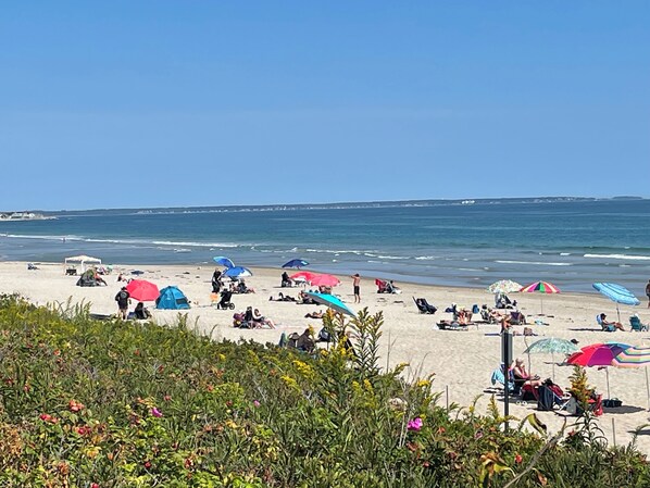 Footbridge Beach is a 20 min walk away. 