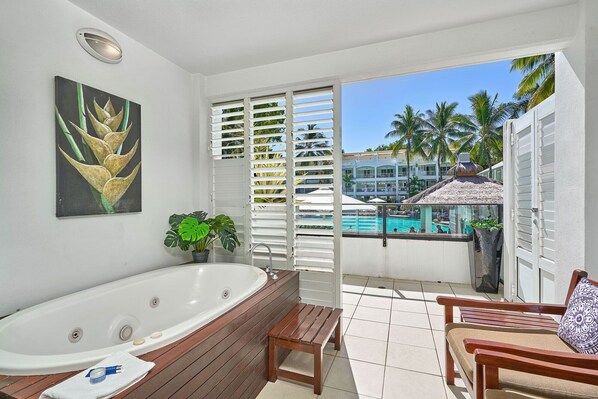 Outdoor spa tub