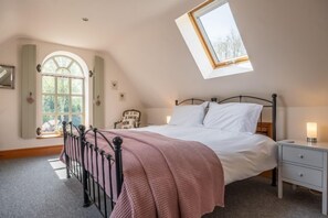 Molly's Den, Royden: The 6' super-king bed can be offered as 3' twin beds
