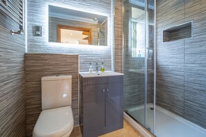 Molly's Den, Royden: A smart bathroom with large shower cubicle