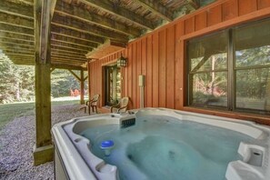 Indoor spa tub