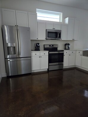 Fully-equipped kitchen! Perfect for whipping up your tasty recipes meals.
