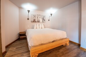 Flooring, Floor, Hardwood, Bedroom, Room