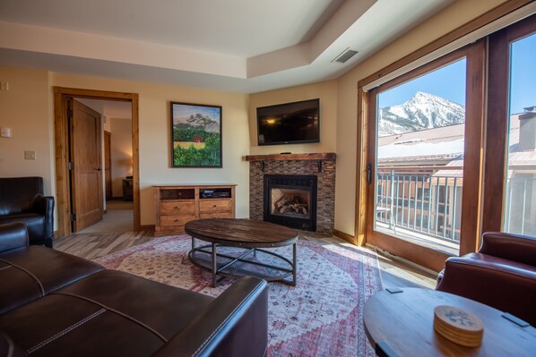 Flooring, Living Room, Indoors, Room, Home Decor