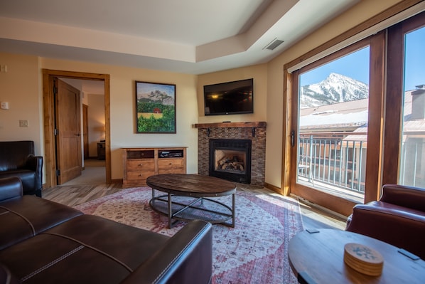 Flooring, Living Room, Indoors, Room, Home Decor
