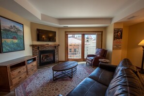 Living Room, Room, Indoors, Furniture, Couch