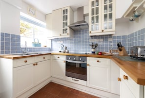 Apple Blossom, Bridport: Kitchen with door to the garden
