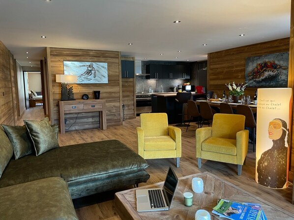 general view livingroom/eating-place and kitchen