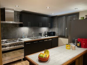 kitchen with ilot