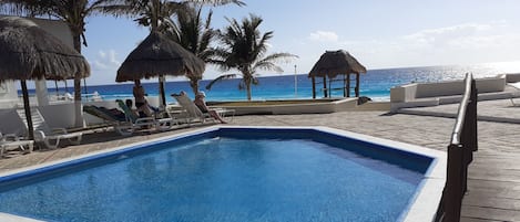 Nice pool next to the beach 