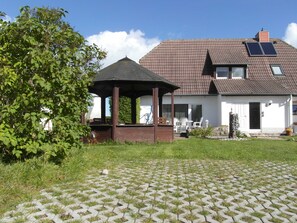 Blick auf das Haus mit Sitzgelegenheiten