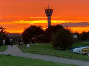 ehemaliger Grenzturm von Börgerende in der Abendsonne