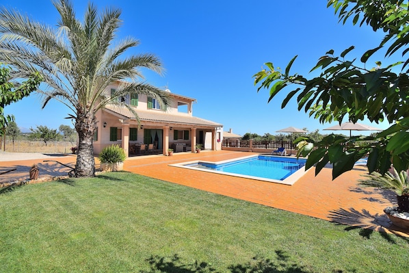 vacation home with large garden and swimming pool 