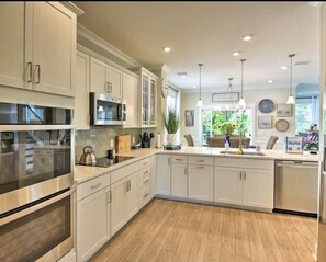 Gourmet kitchen has everything you need!