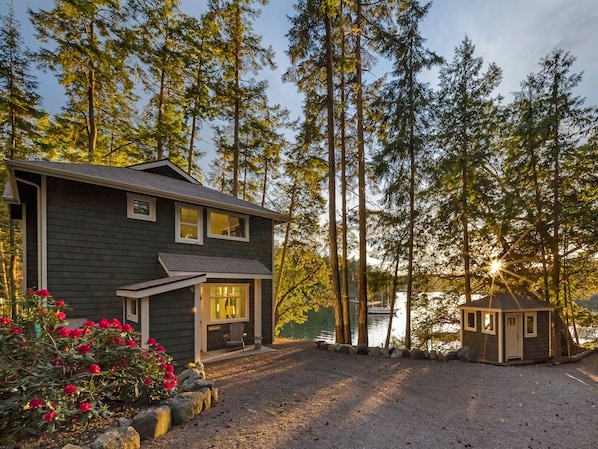 Horseshoe Bay House - Horseshoe Bay House- Enjoy the view and sunset from this north end home.