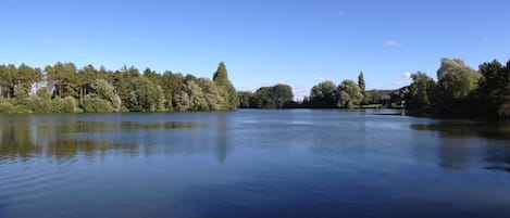 La Huilerie côté moulin, vue du lac depuis le jardin.