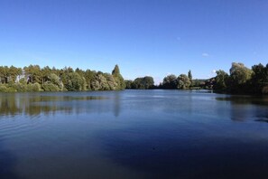 Le Chalet du Pêcheur, le lac au centre de la propriété, bordant le jardin