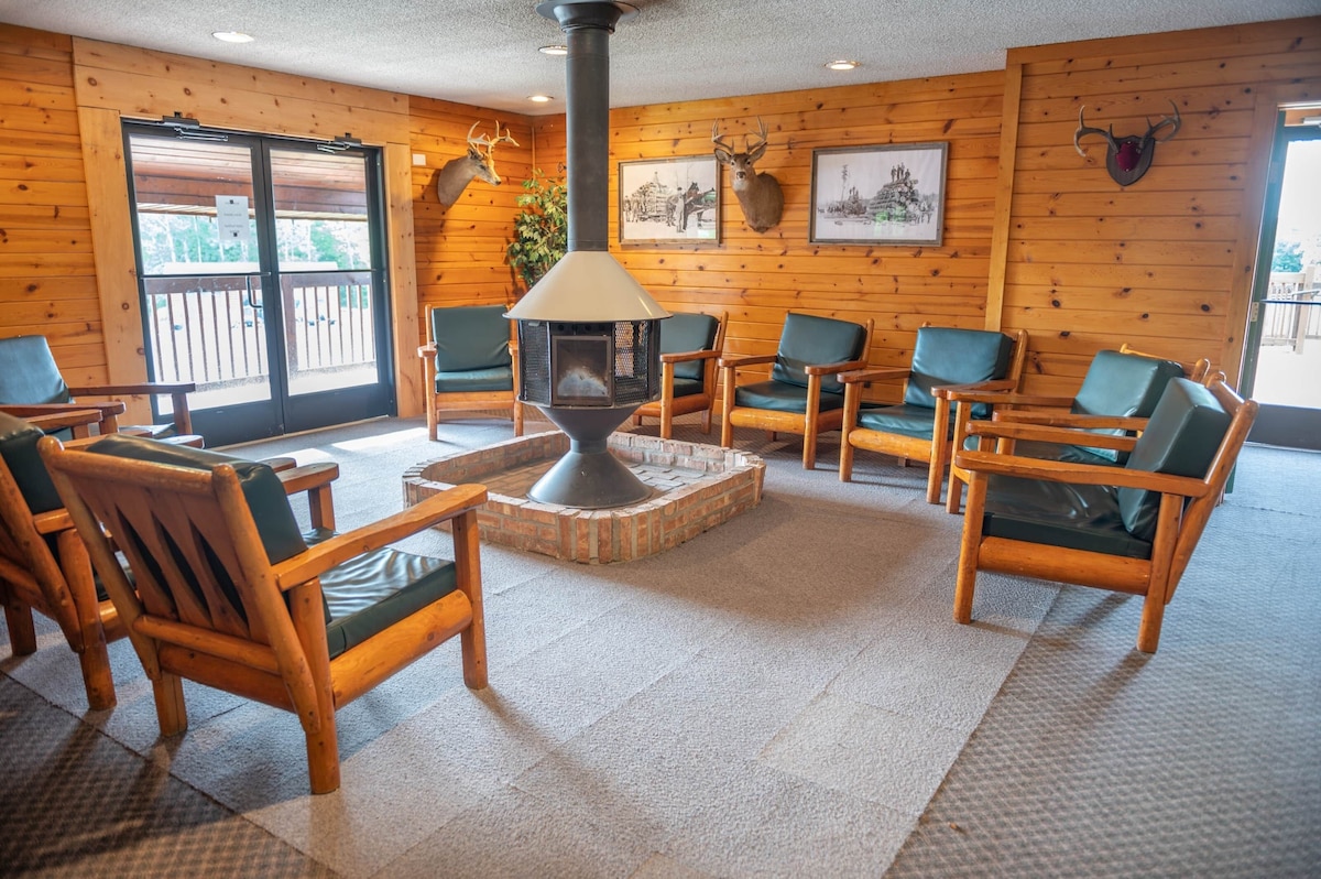 Cabin 2475 – Eye-Catching Log Cabin inside Resort