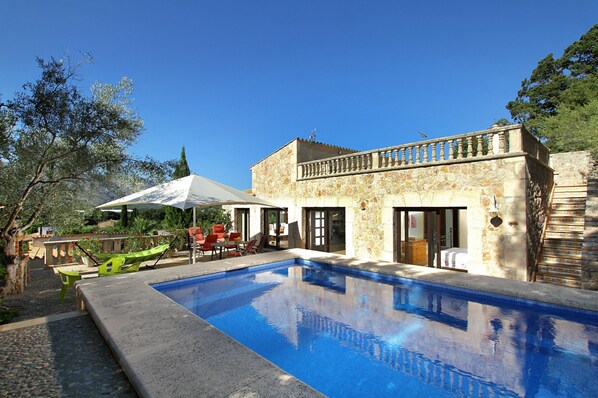 Beautiful villa with swimming pool