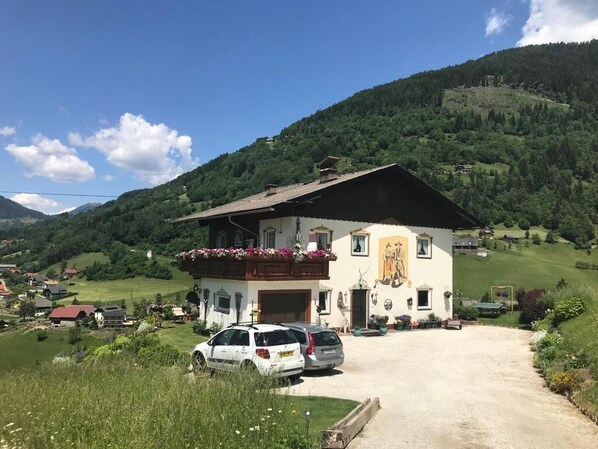 Landhaus Schonblick is in a quiet, idyllic location, close to all tourist areas.