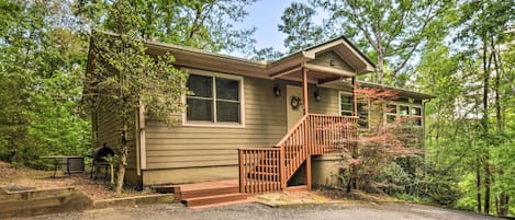 Clarkesville Vacation Rental | 6BR | 5BA | 2,400 Sq Ft | 2 Stories