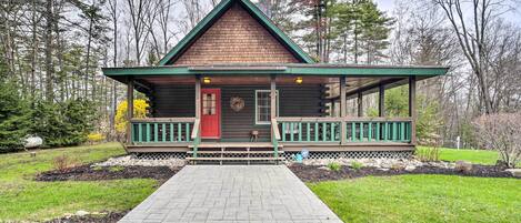 Fort Ann Vacation Rental | 4BR | 2BA | 3-Story Cabin | 1,552 Sq Ft