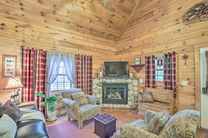 Living Room | Main Floor | Cable TV | DVD Player | Gas Fireplace