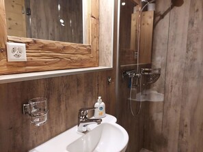 Marron, Robinet, Miroir, Luminaire Plomberie, Évier, Propriété, Lavabo, Salle De Bains, Bois, Design Intérieur