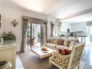 Canapé, Meubles, Plante, Propriété, Table, Confort, Cadre, Salon, Plante D'Appartement, Design Intérieur