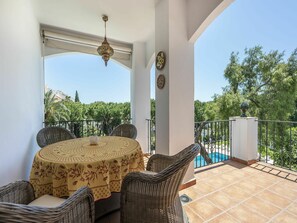 Propriété, Meubles, Plante, Ciel, Table, Chaise, Ombre, Bois, Design Intérieur, Architecture