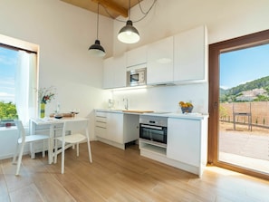 Pflanze, Möbel, Cabinetry, Countertop, Gebäude, Tabelle, Holz, Interior Design, Küche, Beleuchtung