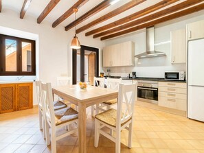Cabinetry, Meubles, Comptoir, Table, Bois, Fenêtre, Cuisine, Éclairage, Cuisinière, Appareil De Cuisine