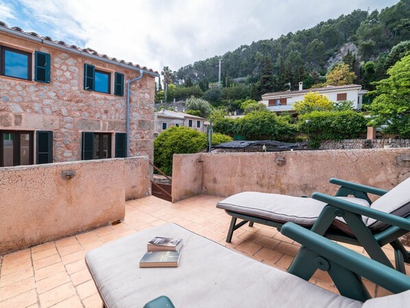 Ciel, Propriété, Bâtiment, Fenêtre, Nuage, Meubles, Arbre, Bleu, Mobilier De Jardin, Design Urbain
