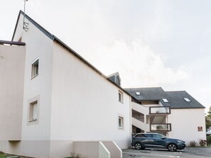 Tabelle, Eigentum, Cabinetry, Gebäude, Dishware, Holz, Countertop, Interior Design, Geschirr, Küchengerät