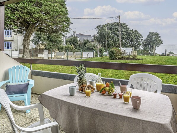 Vaisselle, Table, Ciel, Nuage, Plante, Meubles, Propriété, Chaise, Pot De Fleur, Verre De Vin